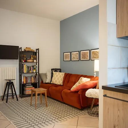 Modern & Bright - 100m From The Apartament Otranto