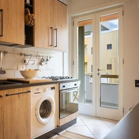 Modern & Bright - 100m From The Apartament *