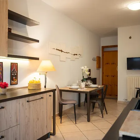 Modern & Bright - 100m From The Apartament