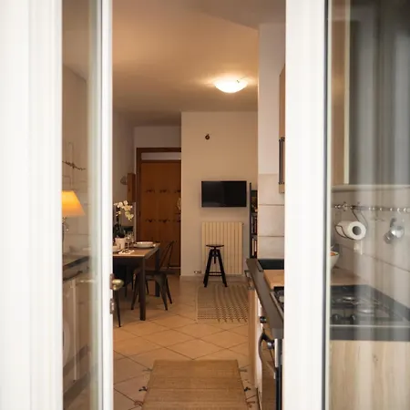 Modern & Bright - 100m From The Apartament