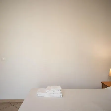 Modern & Bright - 100m From The Otranto