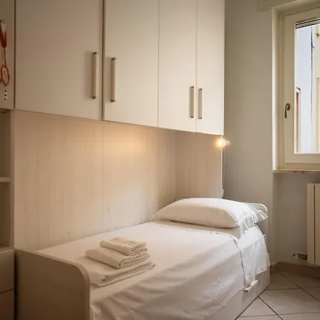 Modern & Bright - 100m From The Apartament Otranto