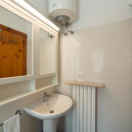Modern & Bright - 100m From The Apartament *