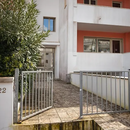 Modern & Bright - 100m From The Apartament Otranto